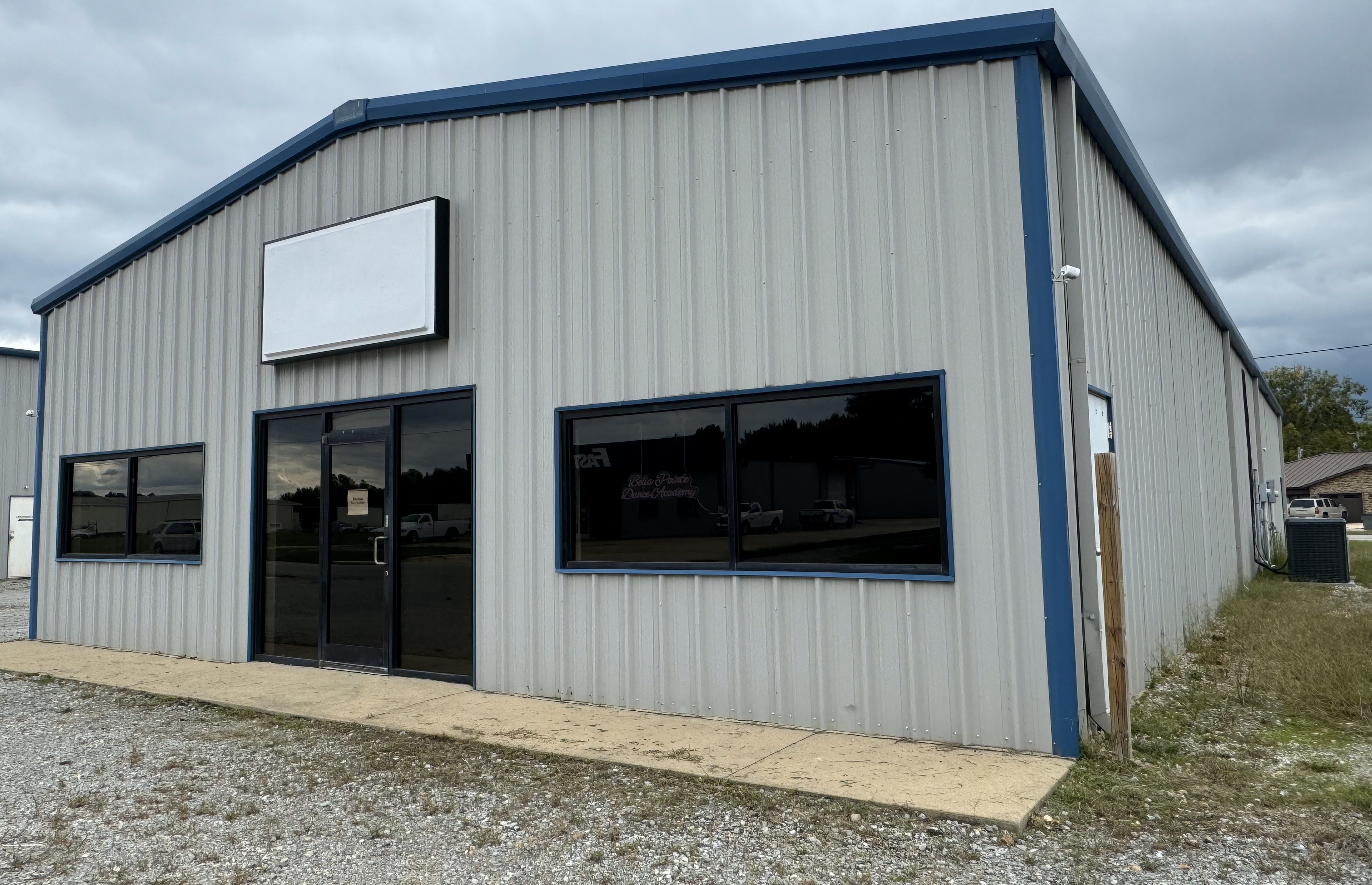 Commercial Property w/Steel Building (private sell, no auction date) Image